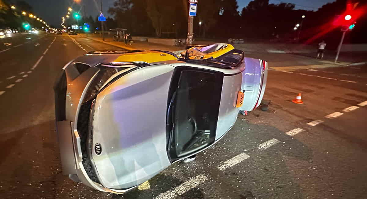 на перекрестке Матусевича и Сердича опрокинулся автомобиль Kia1