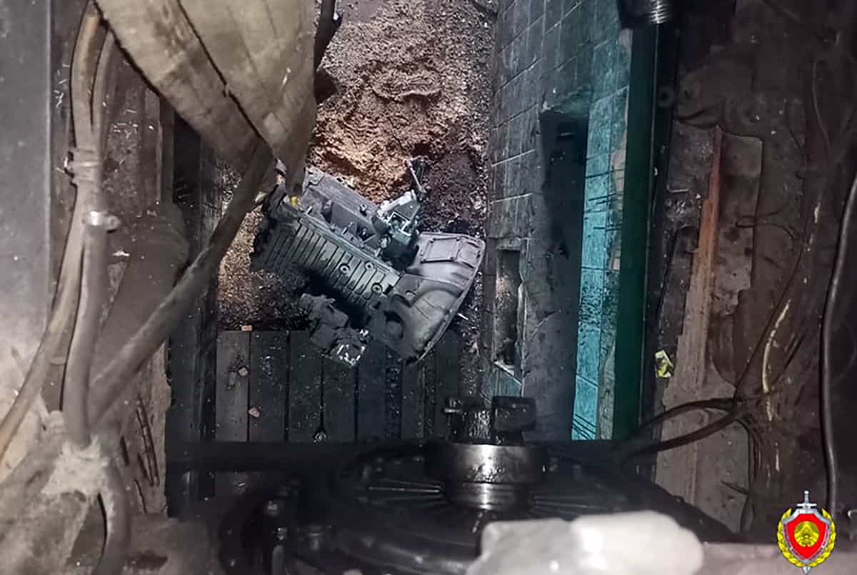 на рабочего упала многокилограммовая коробка передач от МАЗа
