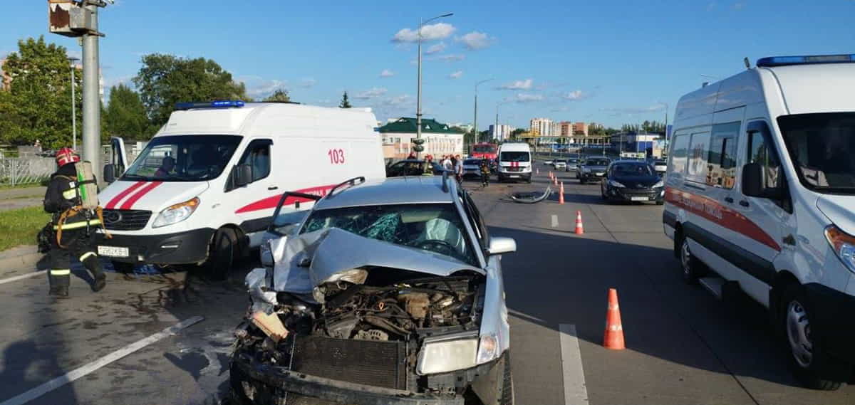 водитель Volkswagen врезалась в сломавшийся BMW