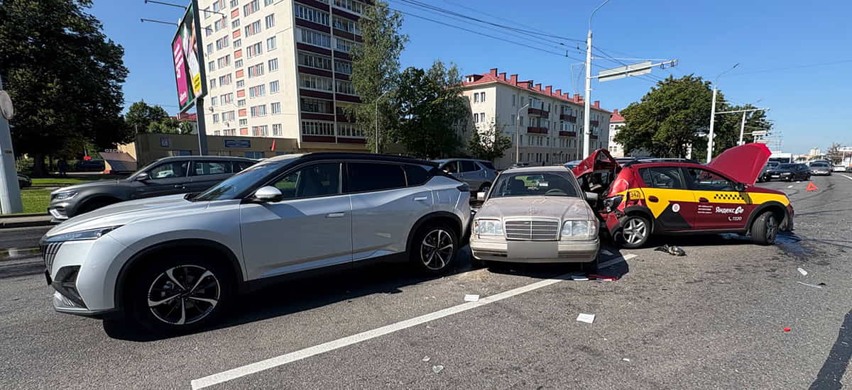 из-за потерявшего сознание водителя 5 автомобилей получили повреждения3
