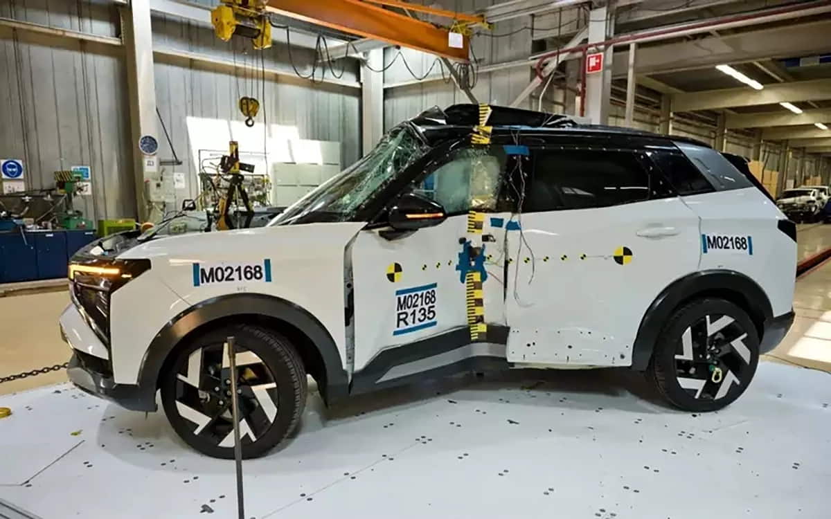 АвтоВАЗ провел добровольный краш-тест кроссовера Lada Azimut