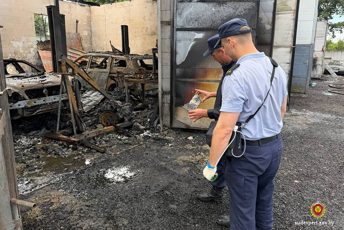 В Могилеве сгорел автосервис вместе с двумя легковыми машинами