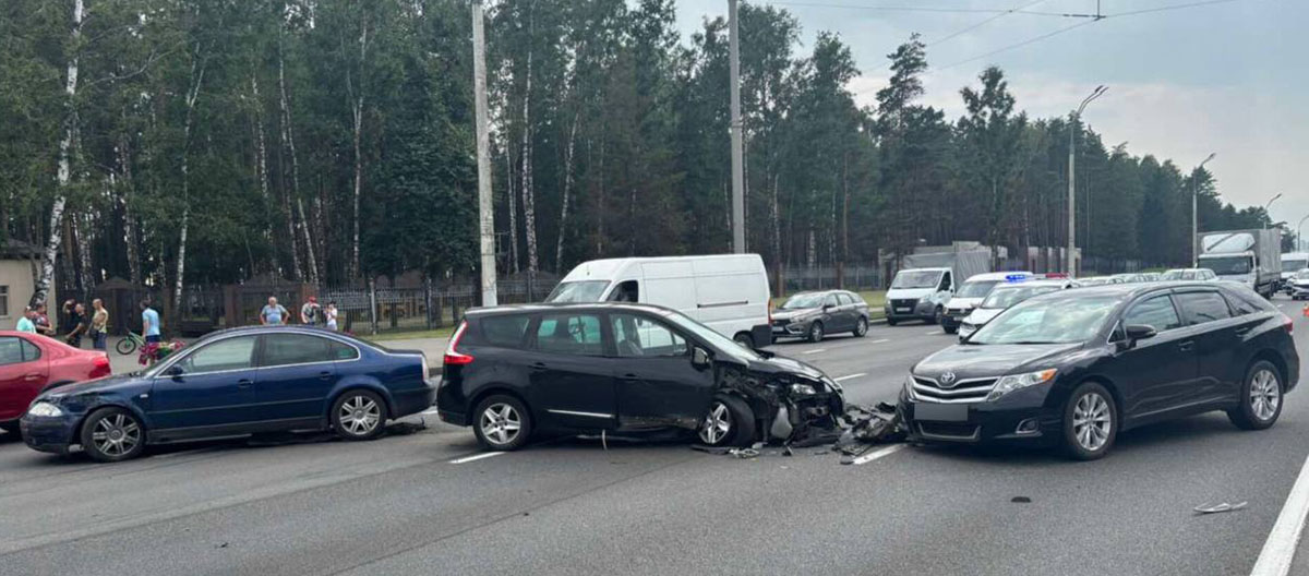 Выезд на встречную полосу в столице закончился повреждением пяти авто1