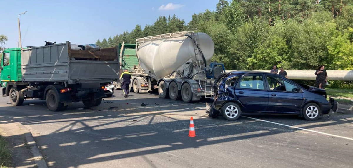 В Могилеве Renault столкнулся с двумя грузовиками МАЗ