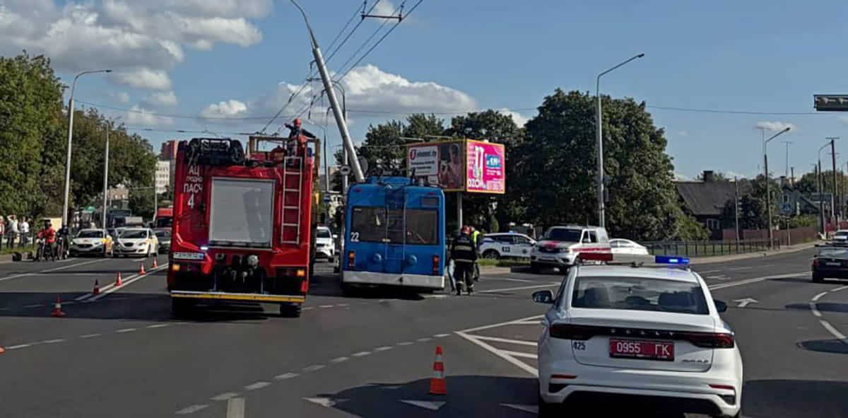 Потерял сознание за рулем: в Гродно троллейбус с пассажирами протаранил столб1