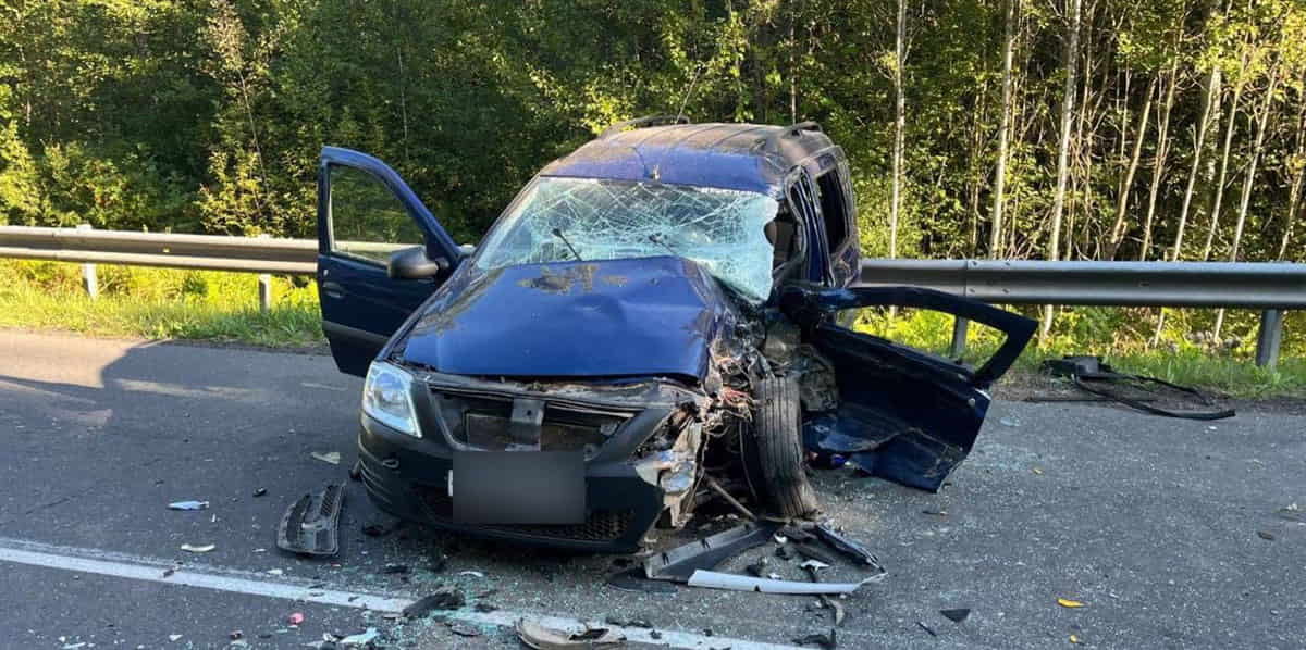 Lada врезалась во встречный МАЗ