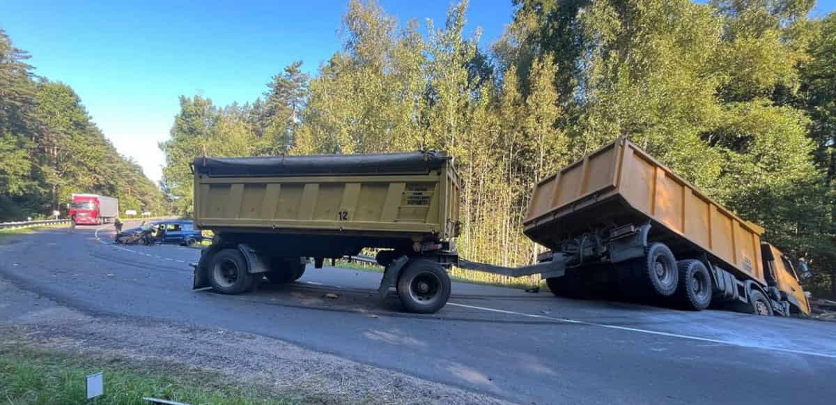 Lada врезалась во встречный МАЗ Lada врезалась во встречный МАЗ_1