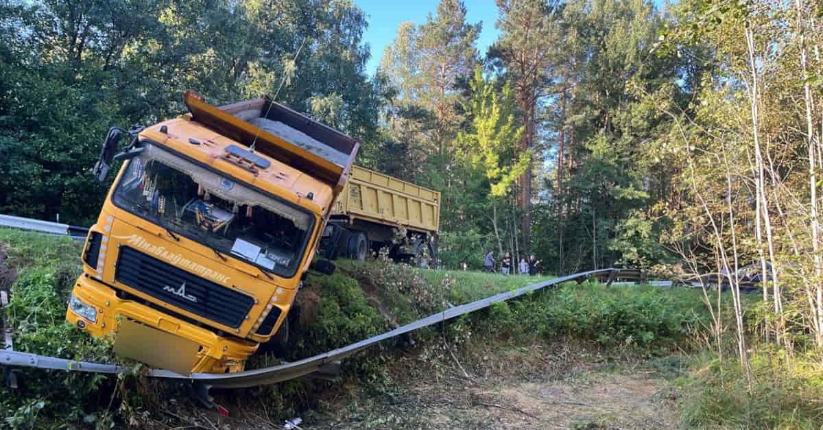 Lada врезалась во встречный МАЗ Lada врезалась во встречный МАЗ_2
