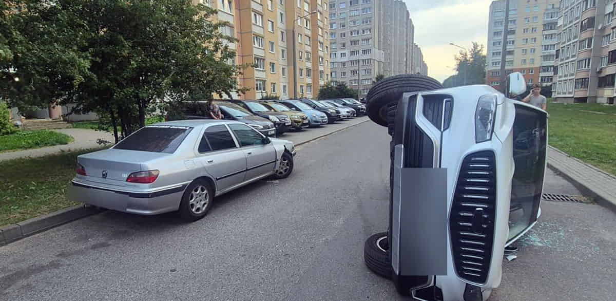 Belgee врезался в стоящий Peugeot и перевернулся3
