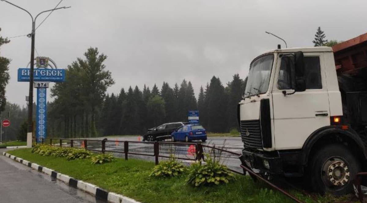 В Витебске МАЗ врезался в поворачивавший Peugeot1