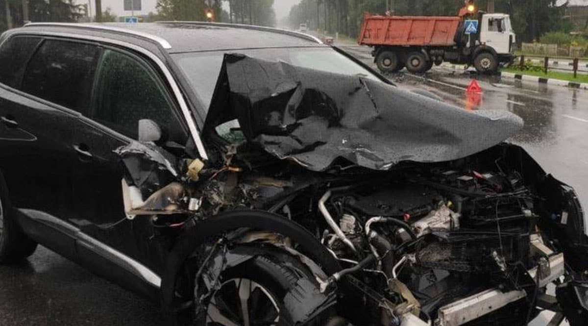 В Витебске МАЗ врезался в поворачивавший Peugeot2