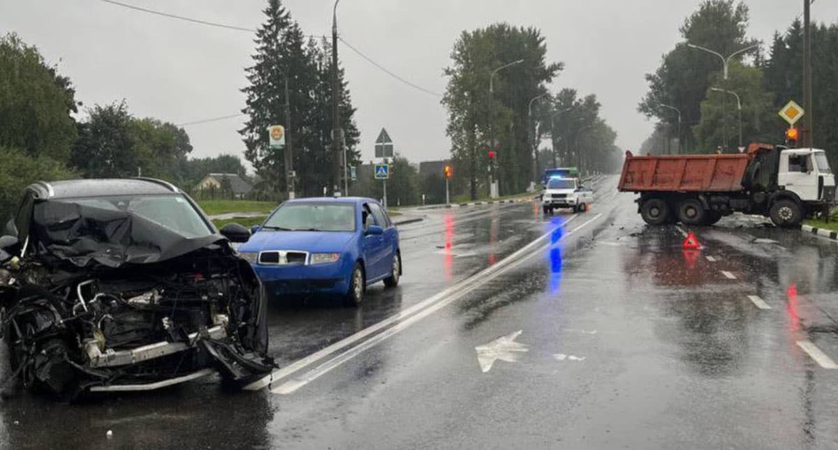 В Витебске МАЗ врезался в поворачивавший Peugeot3