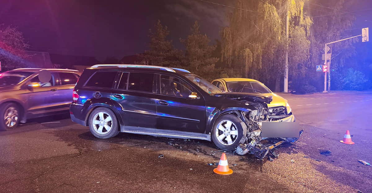 Водитель Peugeot не пропустил при повороте налево Mercedes 1