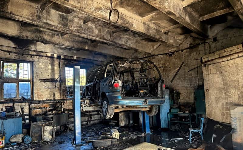 Эксперты ГКСЭ установили причину крупного пожара на СТО в Гомеле