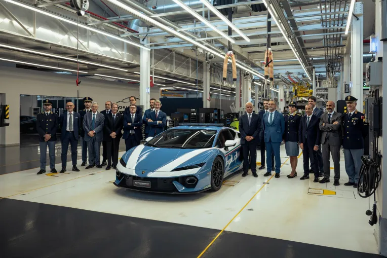 Компания Lamborghini передала итальянской полиции Temerario