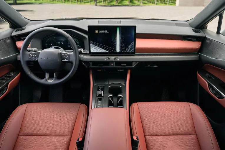 Компания Lexus представила обновленную версию NX