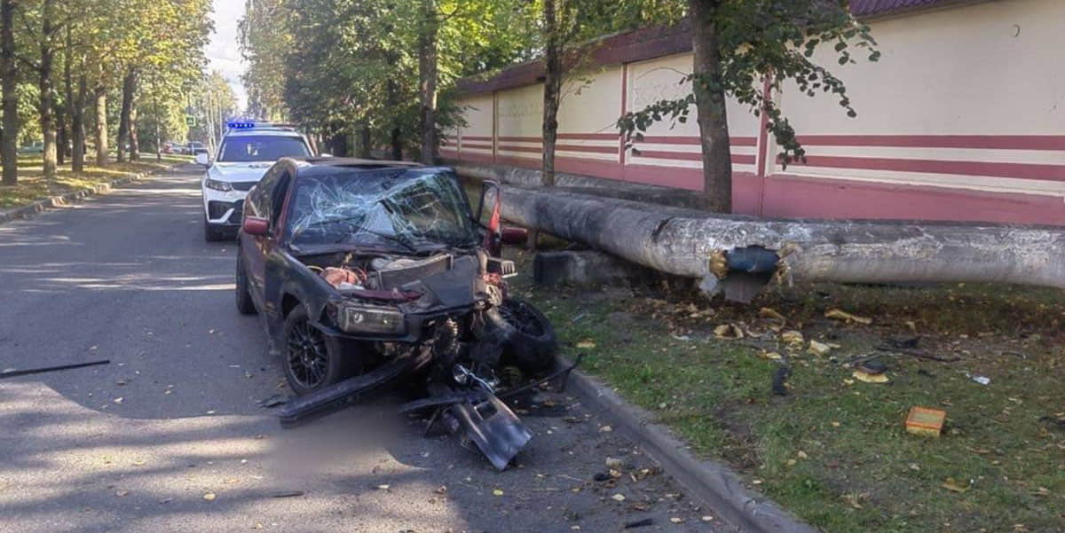 16-летний подросток на BMW врезался в металлические трубы в Могилеве3