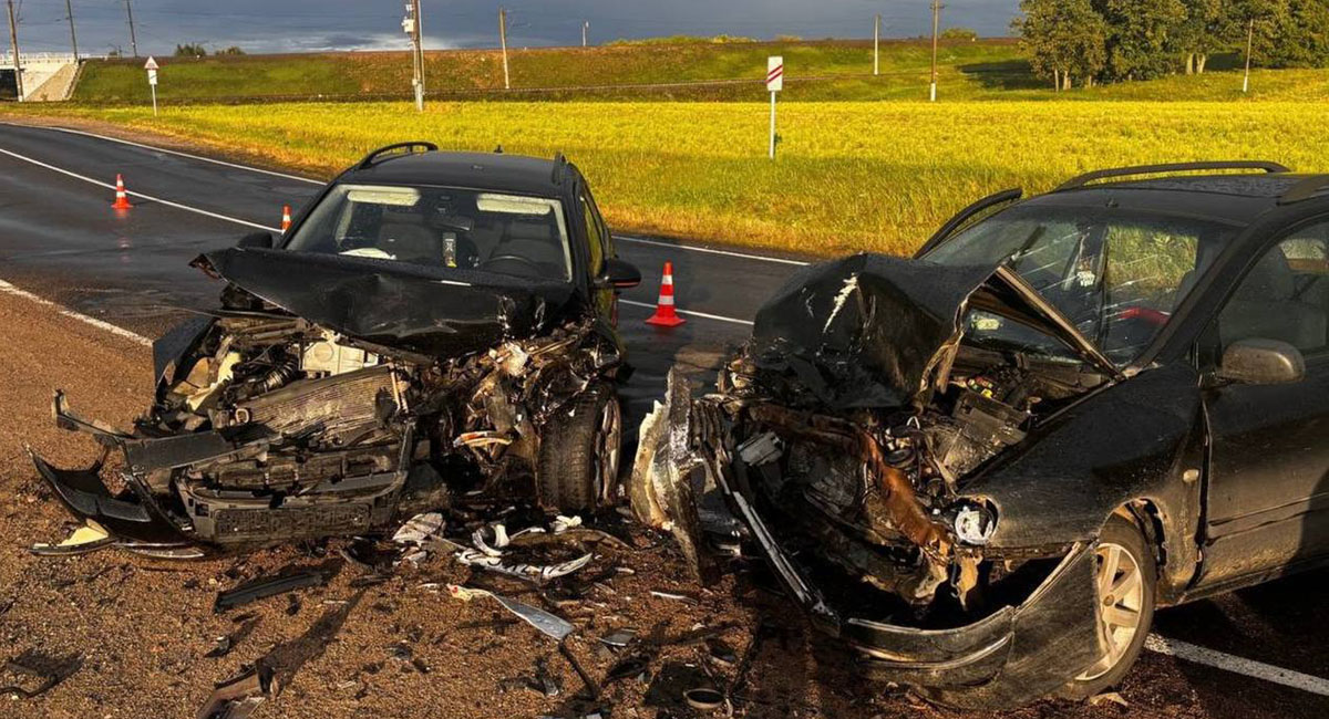 В Оршанском районе Mitsubishi вылетел на встречку и врезался в Volkswagen2