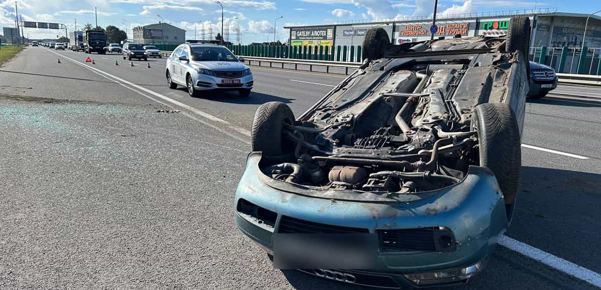 На развязке МКАД и Долгиновского тракта опрокинулся автомобиль Audi