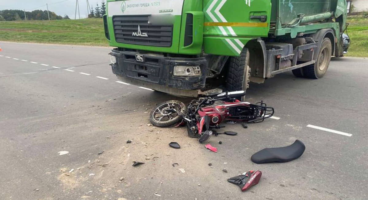 МАЗ не пропустил мопед