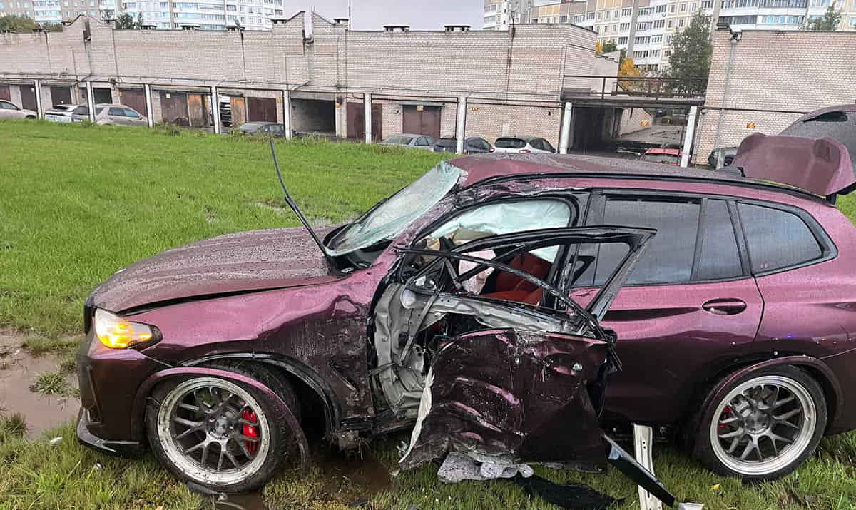 BMW вылетел с дороги и протаранил осветительную мачту2