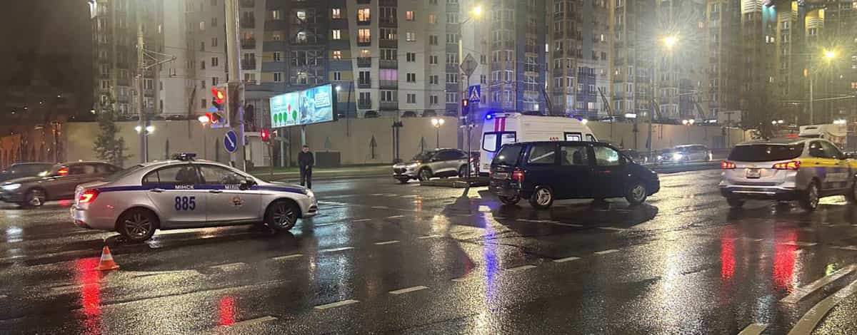 в Минске автомобиль Citroen сбил пешехода1