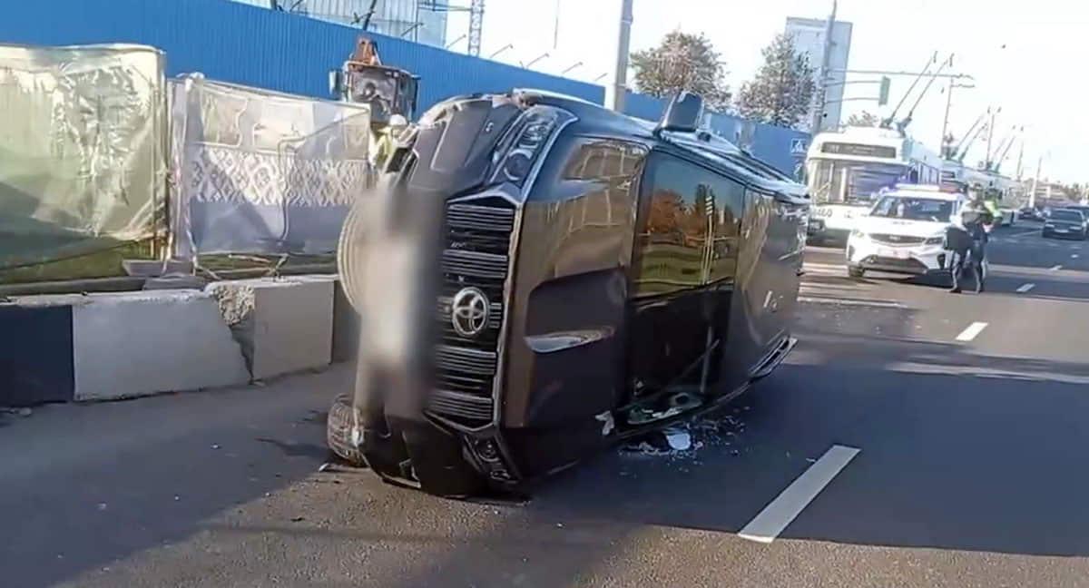 опрокидывание автомобиля Toyota на улице Филимонова