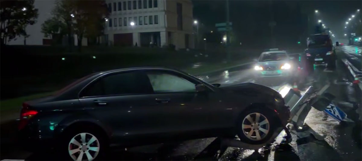 Пьяный водитель Mercedes пытался уйти от ГАИ и снес светофор