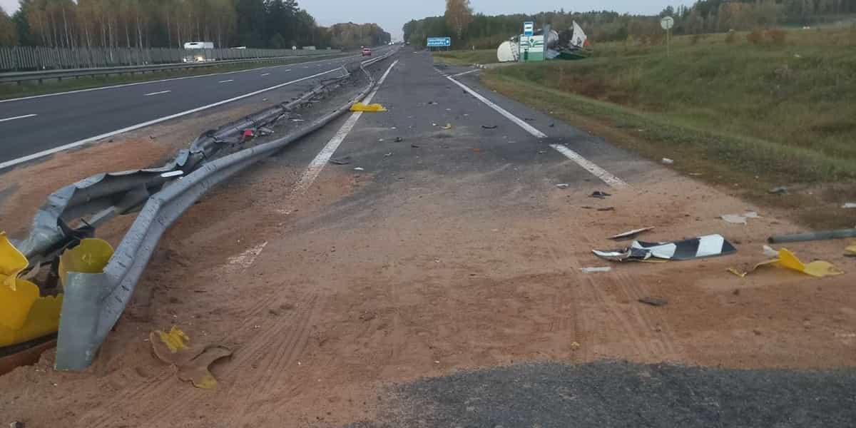 водитель грузовика Volvo пробил ограждение