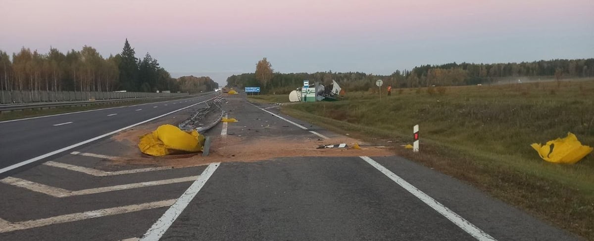 водитель грузовика Volvo пробил ограждение22
