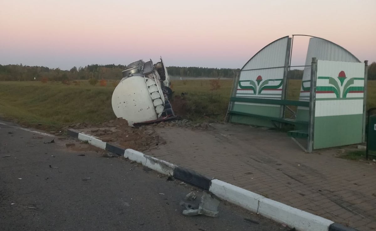 водитель грузовика Volvo пробил ограждение4