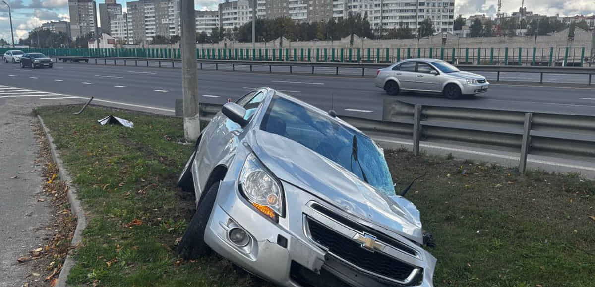 Chevrolet после столкновения с попуткой снес столб
