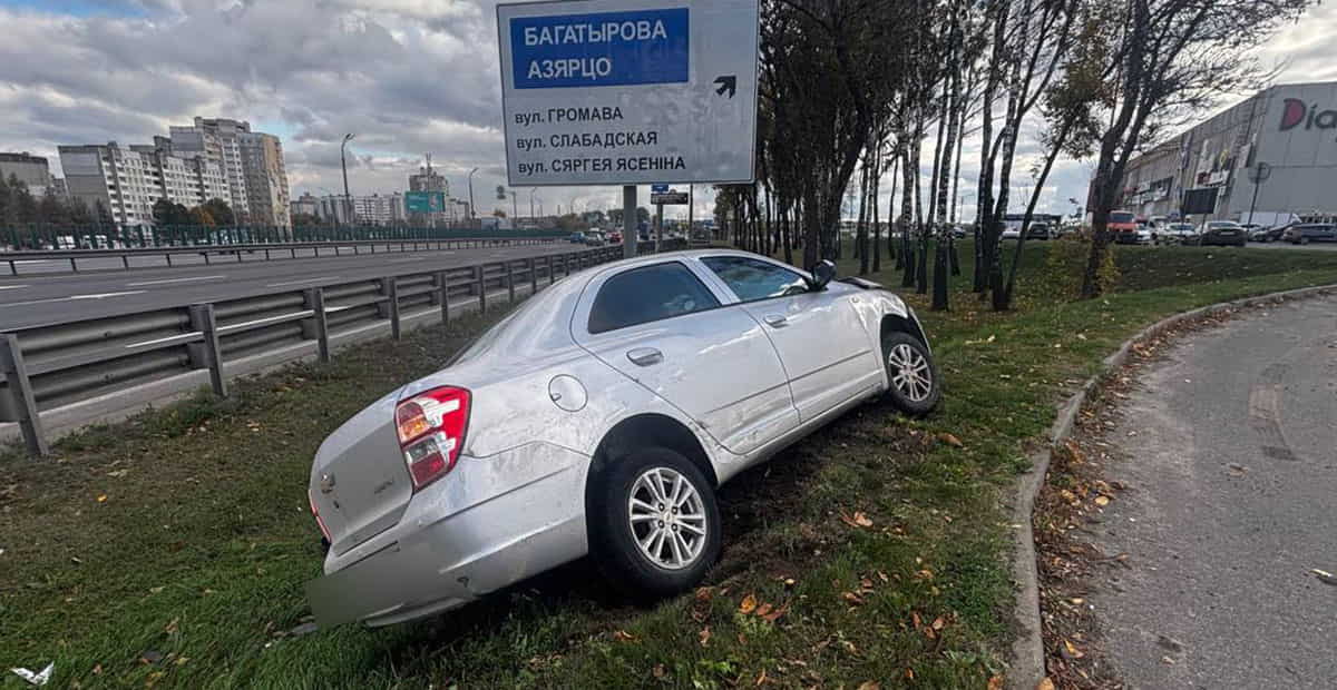 Chevrolet после столкновения с попуткой снес столб1