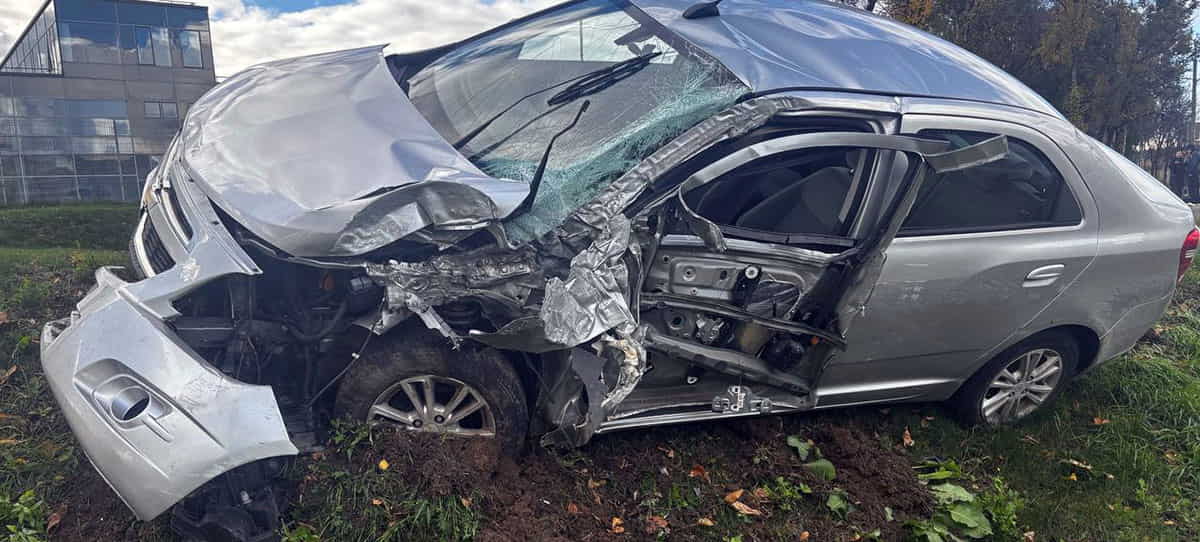 Chevrolet после столкновения с попуткой снес столб3