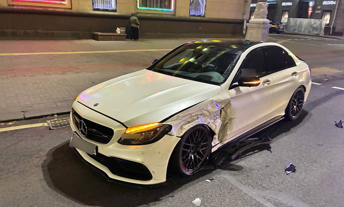 В центре Минска столкнулись Hyundai и Mercedes из-за проезда на запрещающий сигнал светофора столкнулись Hyundai и Mercedes