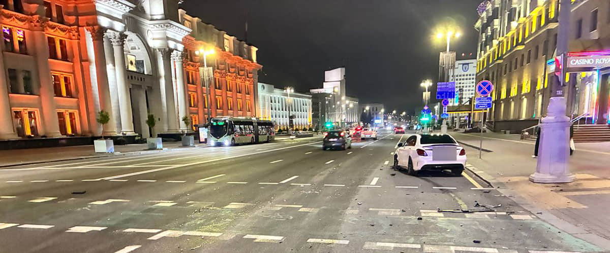 В центре Минска столкнулись Hyundai и Mercedes из-за проезда на запрещающий сигнал светофора столкнулись Hyundai и Mercedes 1