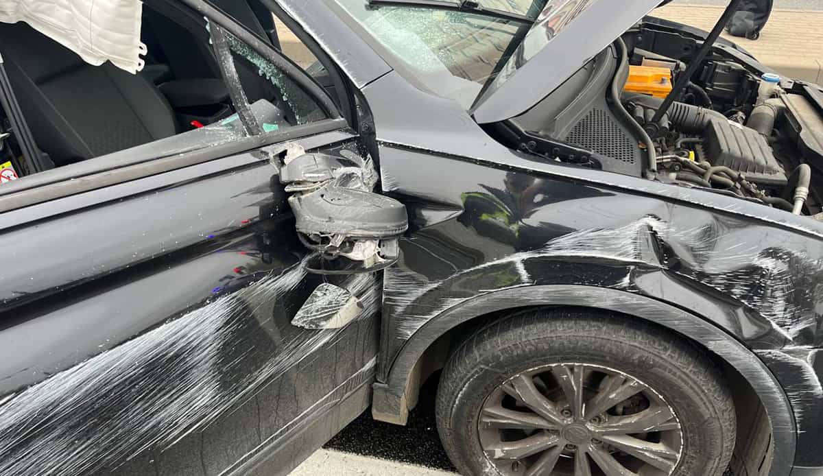 На улице Денисовской опрокинулся Volkswagen, управляемый 19-летним водителем2