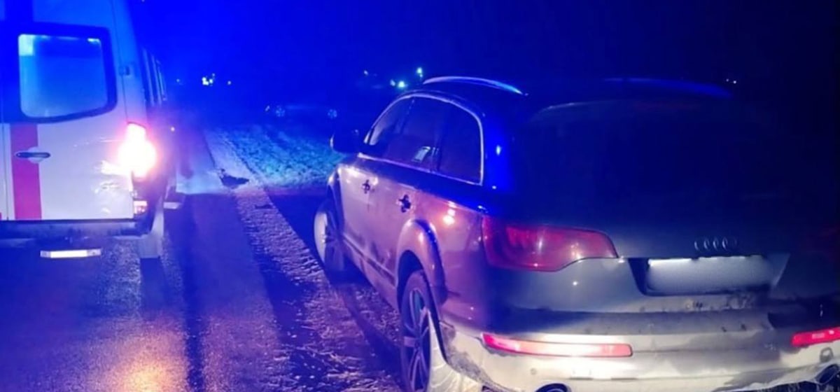 В д.Низок погиб лежащий на дороге пешеход, а в Узденском районе Opel врезался в дом1