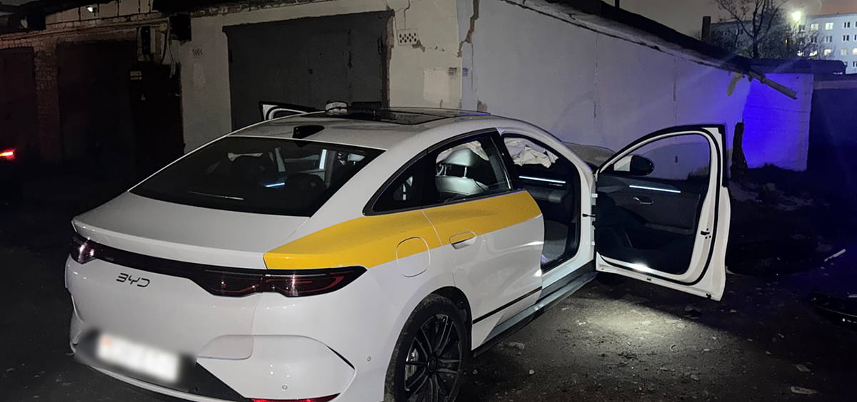 На улице Брикета BYD врезался в стену гаража3