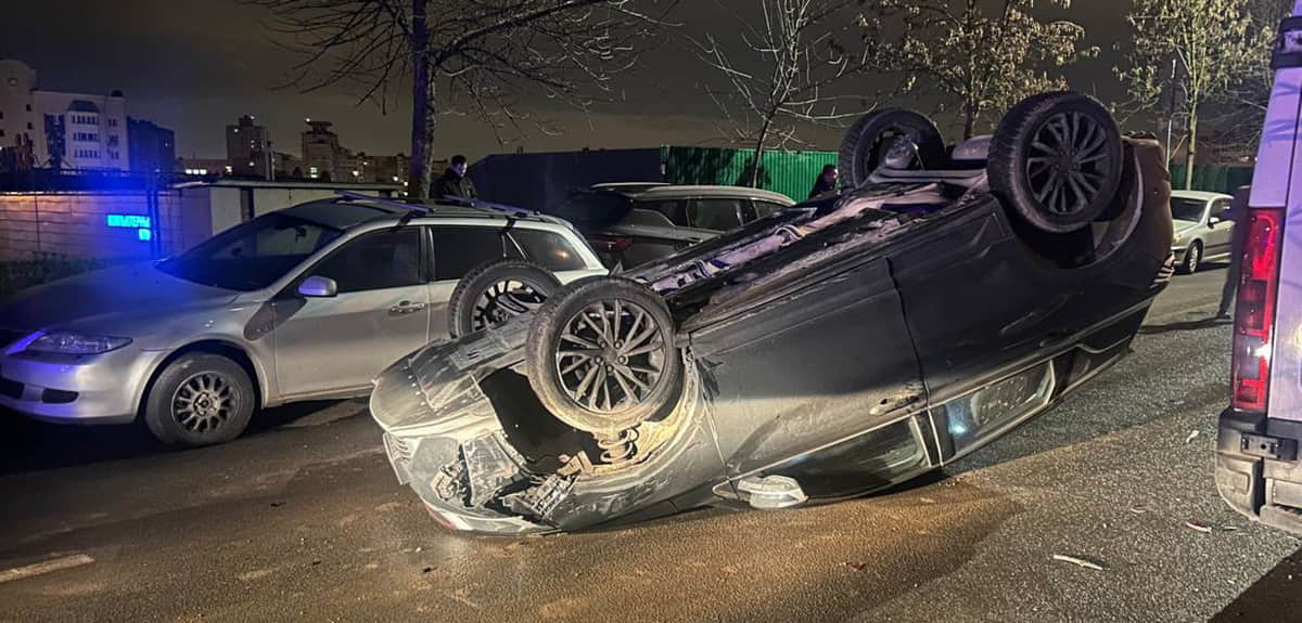 водитель Belgee разбила три припаркованных авто 3